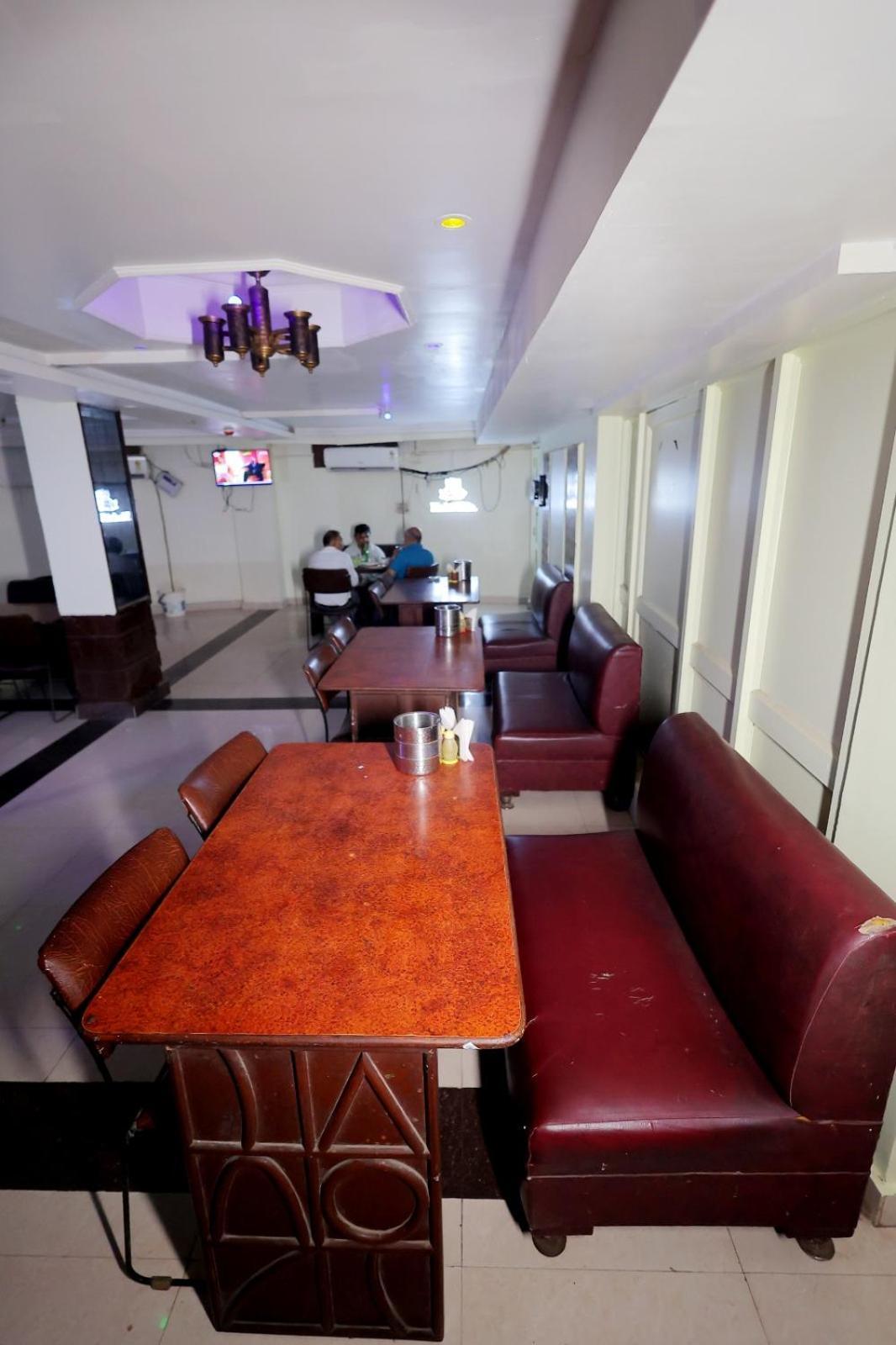 Hotel Paradise Kanpur Esterno foto
