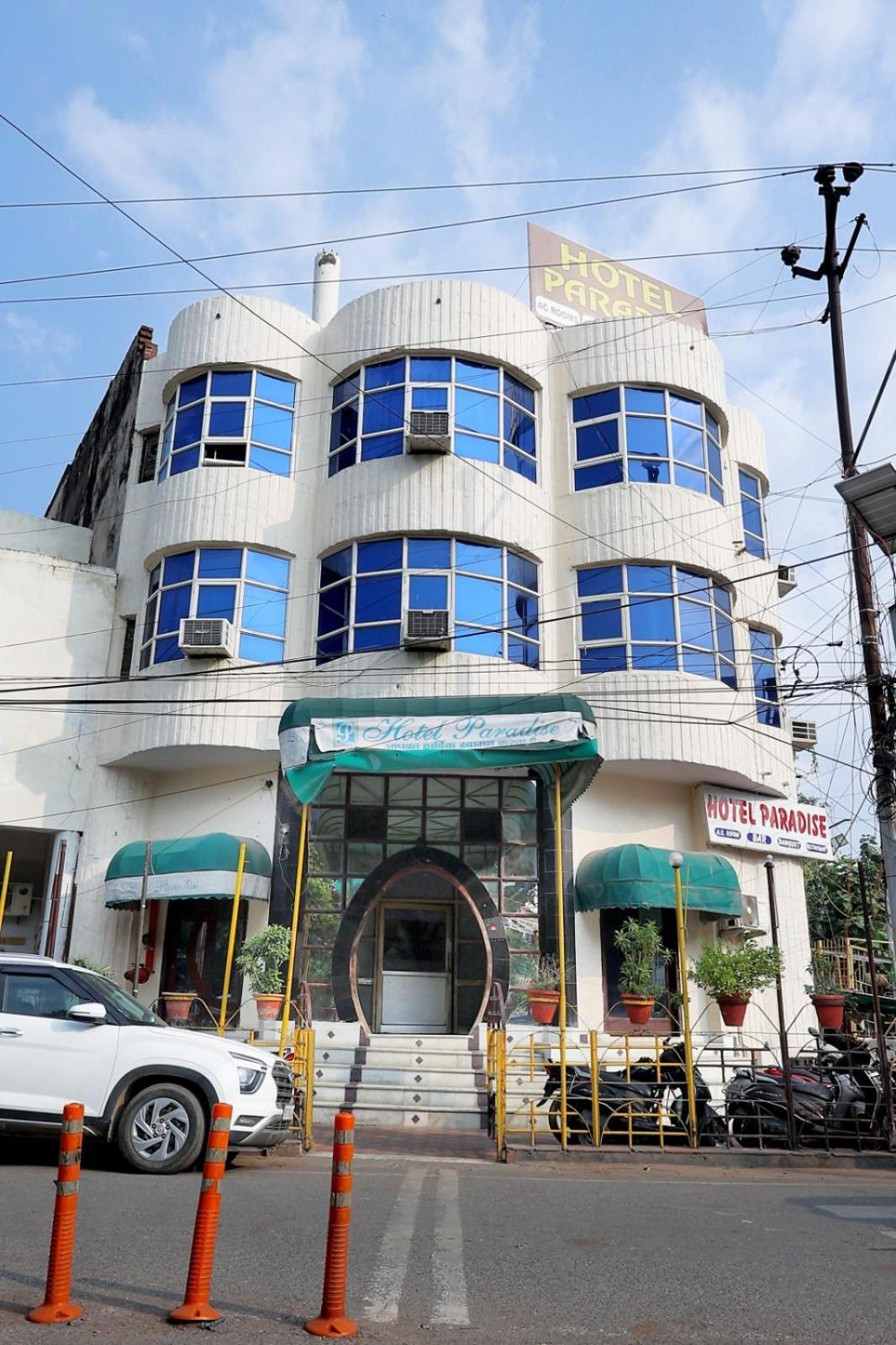 Hotel Paradise Kanpur Esterno foto